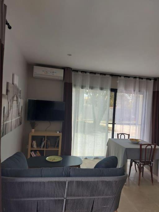 Aureille Location Independante Au Coeur Des Alpilles Pour 2 Personnes Avec Jacuzziヴィラ エクステリア 写真